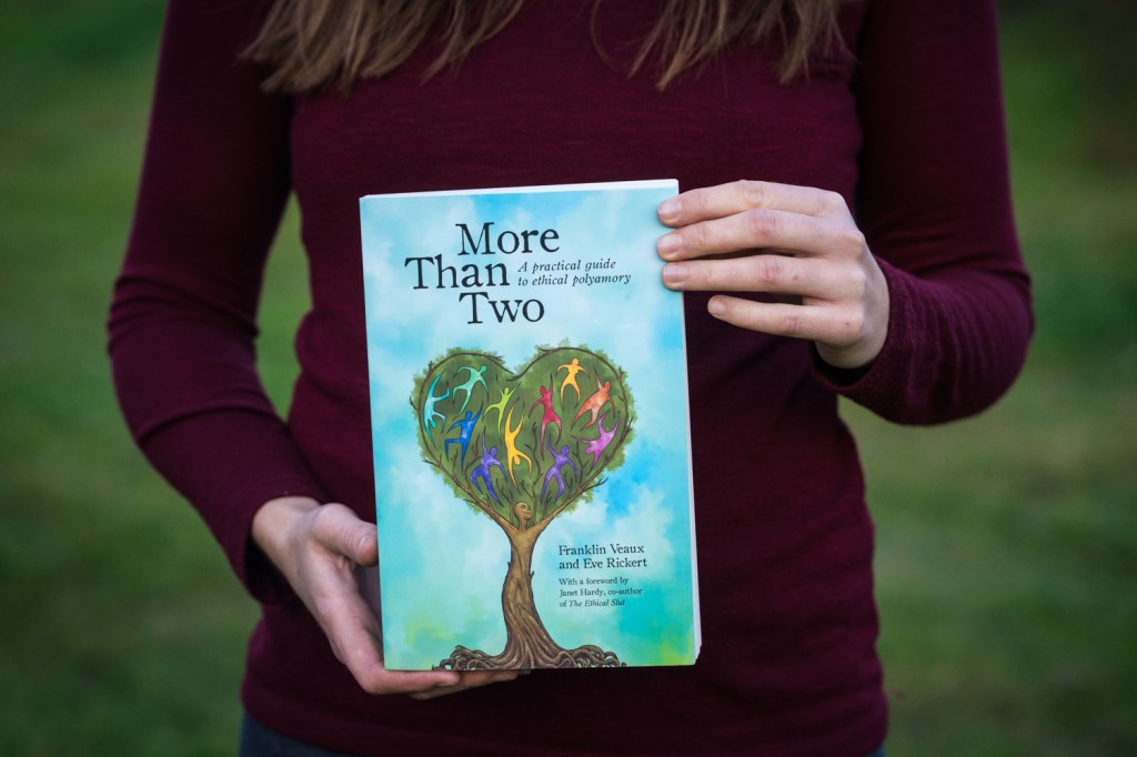 More Than Two: praktický průvodce etickými polyamory vztahy